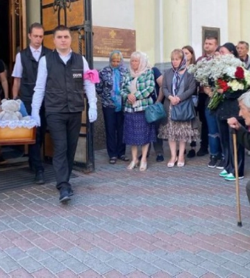 У Вінниці поховали чотирирічну дівчинку, яка загинула від ракетного удару росіян