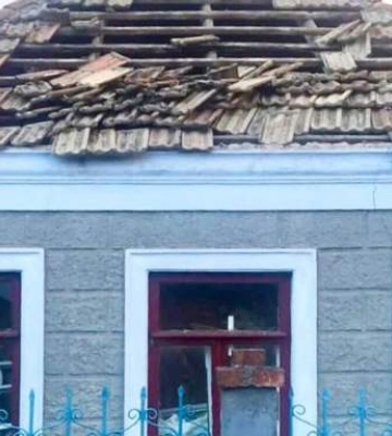 Снаряд розірвався біля приватного будинку: у Миколаєві показали фото вечірнього прильоту