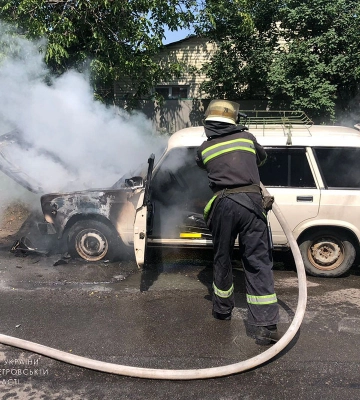 У Нікополі, що на Дніпропетровщині, автівка зайнялася просто під час руху