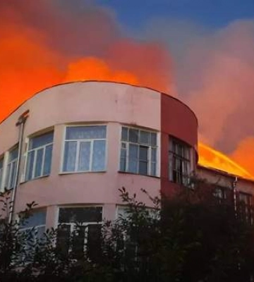 Оккупанты выпустили 3 ракеты: мэр Харькова показал жуткие фото училища в огне