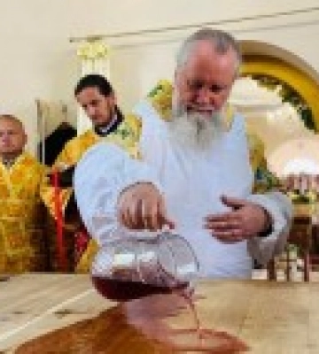 На Закарпатті освятили новий престол в оновленому храмі УПЦ