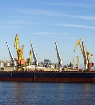 Первое судно с украинским зерном уже покинуло Одессу: куда пошел хлеб