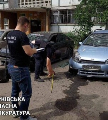 Наслідки обстрілу Салтівського району Харкова: Поранення дістали двоє чоловіків, один з них помер у лікарні. ФОТОрепортаж