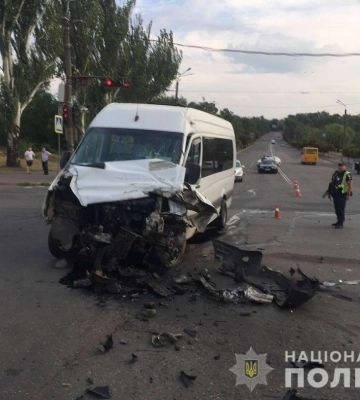У Кривому Розі вантажівка протаранила маршрутку, 14 пасажирів у лікарні. Фото