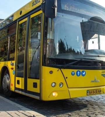 У всіх автобусах Києва зʼявилась можливість розрахунку карткою