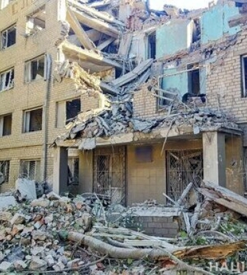 Наслідки ворожих обстрілів Миколаєва: пошкоджено житловий будинок, гуртожиток та магазин. ФОТОрепортаж