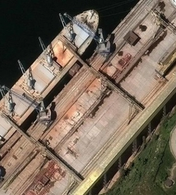 Україна заочно арештувала судна, якими Росія краде зерно