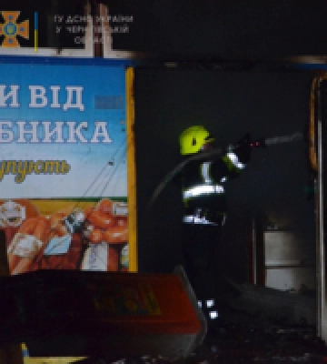 У Чернігові рятувальники ліквідували пожежу торговельного павільйону