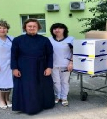 У Черкасах УПЦ передали гуманітарну допомогу медикам та переселенцям
