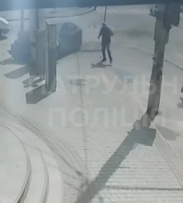 У Запоріжжі на Космосі авто влетіло у пішохідну зону (відео)