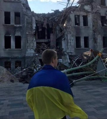 В окупованому Маріуполі хлопець вийшов до Драмтеатру з прапором України