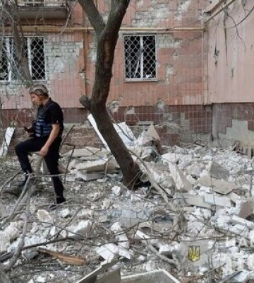 Наслідки ворожого артобстрілу Харкова: пошкоджено будинки мирних мешканців. ФОТОрепортаж