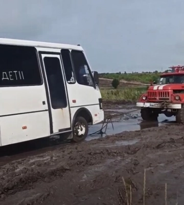 Запорізькі рятувальники витягли 33 автобуси з людьми на розмитій &quot;Дорозі життя&quot;