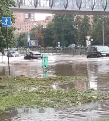 У Харкові внаслідок зливи затопило вулиці (фото, відео)