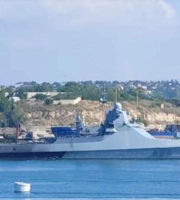У Севастопольську бухту зайшов військовий корабель окупантів із обпаленим бортом