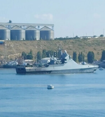 Російський патрульний корабель зайшов у бухту Севастополя з обгорілою кормою. ФОТО