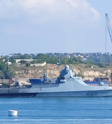 Російський корабель «Василий Быков» зайшов у Севастопольську бухту з обпаленим бортом