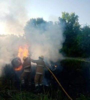 На автодорозі Київ-Харків автомобіль влетів у відбійник та загорівся