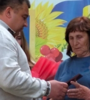 Рідним покійних почесних громадян Рожища вручили посвідчення
