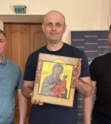 Митники передали маріупольському музею старовинну ікону Богородиці