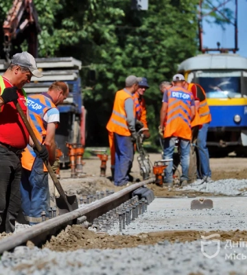 Комплексне облаштування міста на благо людей: у Дніпрі попри війну ремонтують трамвайні переїзди