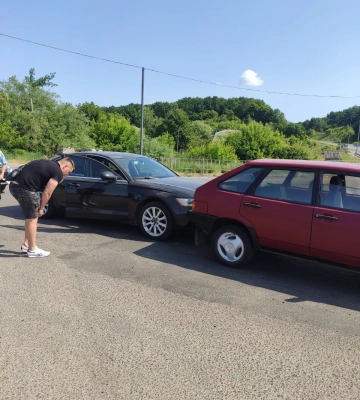 Поблизу готельно-ресторанного комплексу на Рівненщині зіткнулись два авто (ВІДЕО)