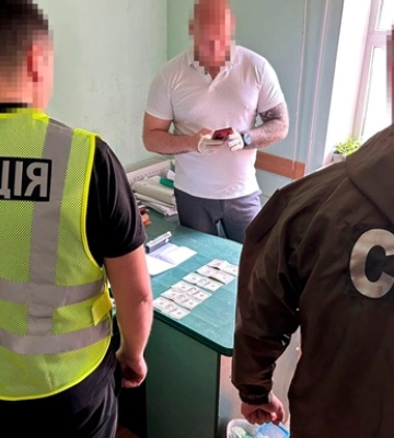 В Черновцах руководство юридического колледжа требовало от студентов $6000