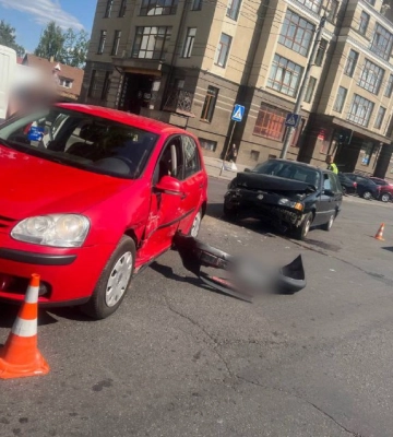 На перехресті у Рівному не розминулись два «Фольксвагени» (ВІДЕО)