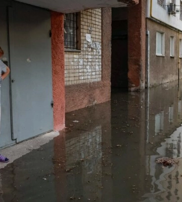 Міноборони показало, як військові допомагають жителям підтопленого Херсона
