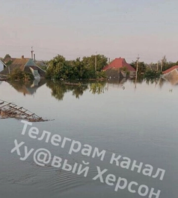Вода достигла крыш домов: Олешки ушли под воду (фото, видео)