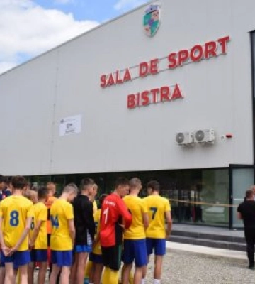 Юні гравці СК «Карпати» Рахів взяли участь у святковому відкритті спортивного залу у селі Бістра Румунія (ФОТО)