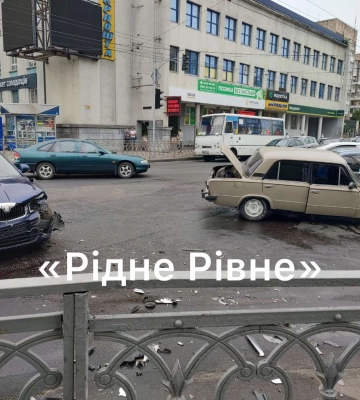 У центрі Рівного потрійна ДТП (ФОТО)