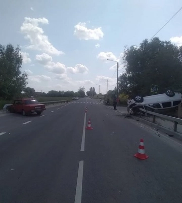 Škoda Octavia наштрикнулася на відбійник поблизу Городка (ФОТО)