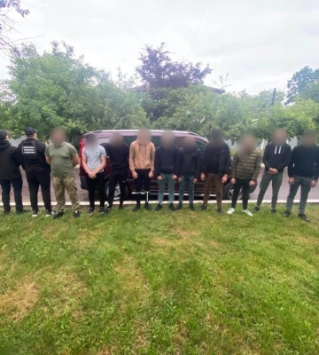 Переправників із дев&#039;ятьма «клієнтами» затримали прикордонники на Закарпатті