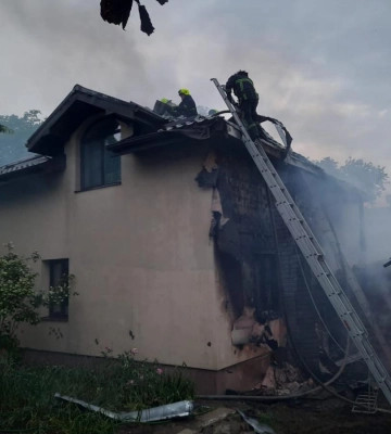 У Рівному виникла пожежа у гаражі - вогонь перекинувся на дах будинку