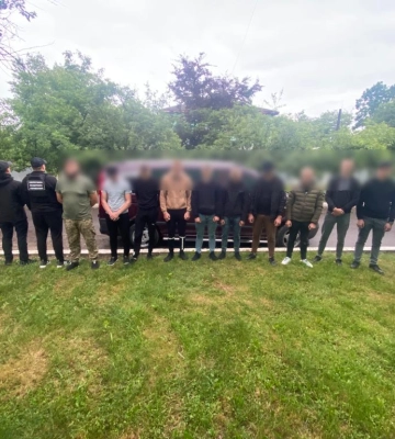 Переправників із дев&#039;ятьма «клієнтами» затримали прикордонники на Закарпатті