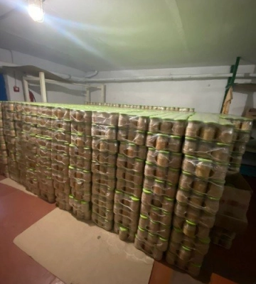 Продавала консерви сумнівної якості міській раді на Одещині: поліцейські затримали жінку