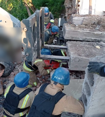 На Сумщині під час ліквідації наслідків ворожого удару рятувальники звільнили з-під завалів двох людей та деблокували тіло&amp;hellip;