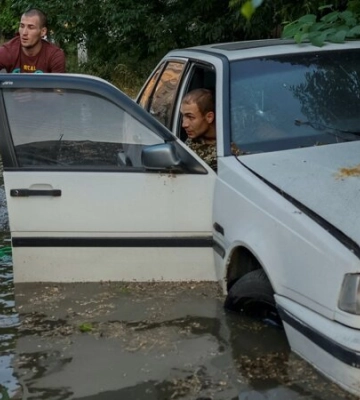 «Сын застрял в фекалиях. Нас заливает не только водой, но и содержимым выгребных ям»: жительница Херсона о последствиях подрыва&amp;hellip;