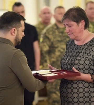 Зеленський вручив «Золоту Зірку» матері загиблого Героя України з Волині