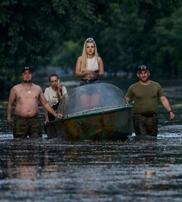 «Цілі райони під водою». Фотографи Ліберови показали фото з Херсона після підриву Каховської ГЕС