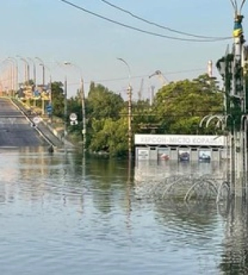 Херсон идет под воду, люди с деревьев умоляют о помощи: новые фото и видео из затопленного города