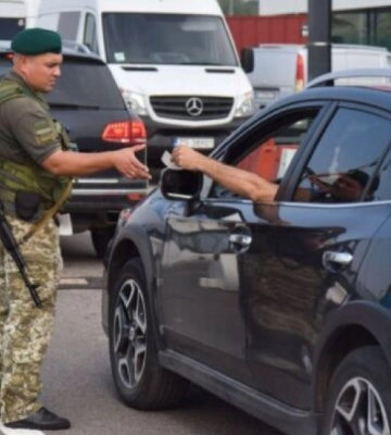 Львівська ОВА видала сотні дозволів на виїзд "волонтерів", які пов'язані з адвокатом Шевчуком – ЗМІ