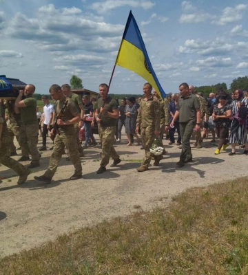 На колінах, з лампадками та із встеленою квітами дорогою: на Волині зустріли 35-річного Героя Володимира Вавелюка