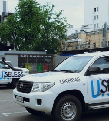 На машини ООН у Києві приклеїли напис Бездієві після неоднозначної реакції на підрив Каховської ГЕС — фото