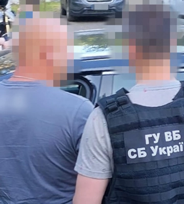 У Києві затримали "приватного детектива" та поліцейського, які стежили за людьми і "зливали" їхні персональні дані