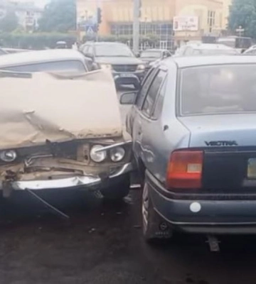 У ДТП в центрі Рівного постраждали водій та неповнолітня пасажирка: у поліції відкрили кримінальне провадження (ВІДЕО)