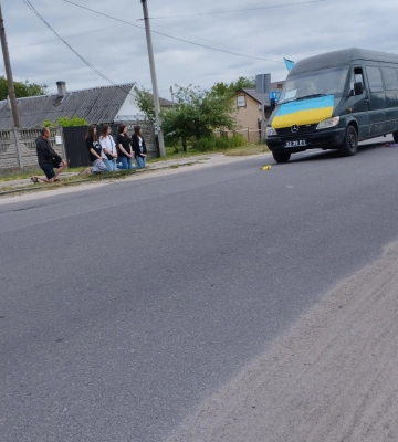 На колінах, з лампадками та із встеленою квітами дорогою: на Волині зустріли 35-річного Героя Володимира Вавелюка