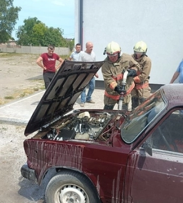 На Камінь-Каширщині посеред вулиці горів «жигуль» 