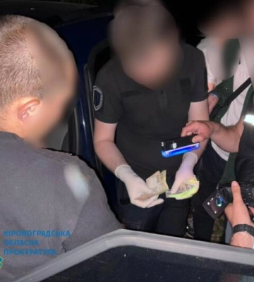 На Кіровоградщині викрили на хабарі поліцейського районного відділу поліції 